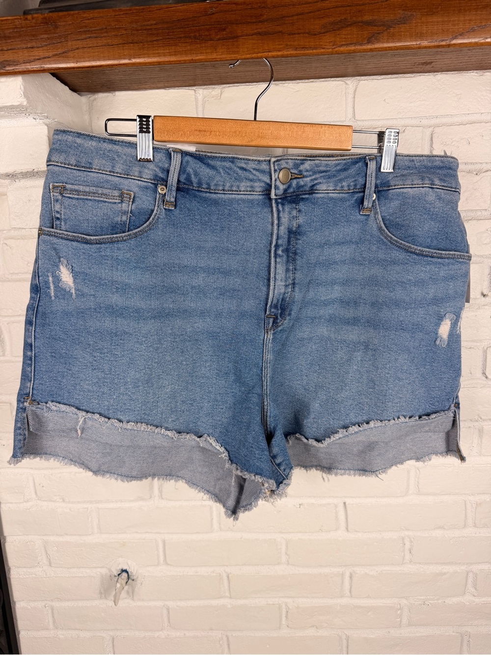 Good American Good Curve Distressed Denim Shorts Size 18‎ NWT